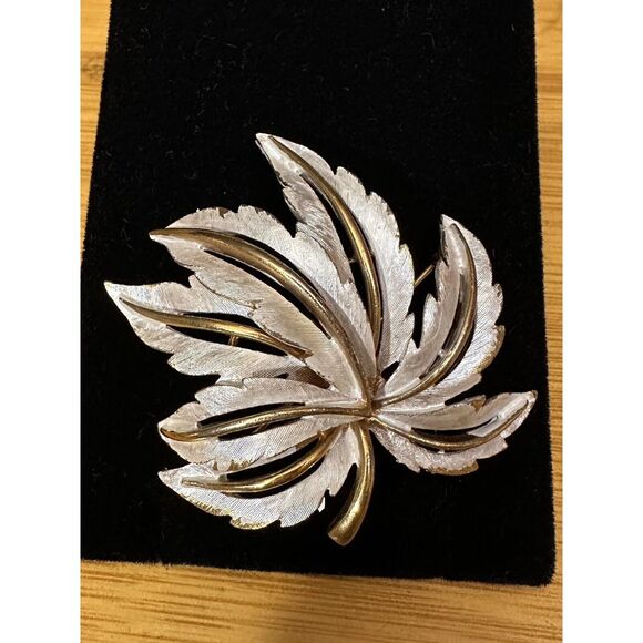 Silver Jeans Jewelry - Vintage JJ Brooch Gold And Silver Tone Leaf ‎ w/ Brushed Finish Pin